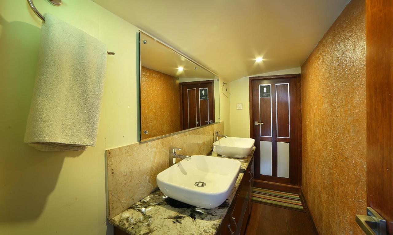 Indiavacationz Houseboats Hotel Alappuzha Exterior photo